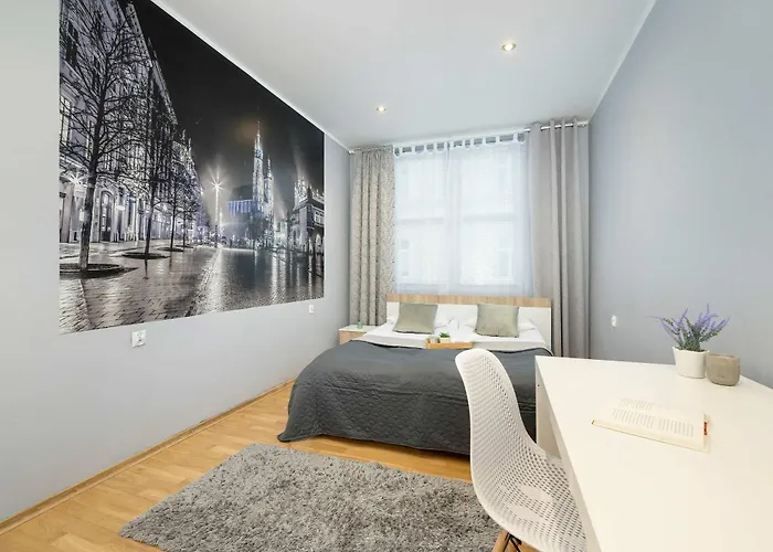 Bright Near Old Town And Wawel By Renters Краков